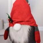 Dekoracyjna zabawka-zatyczka 13 cm Zimowy krasnal w czapce Prowansja