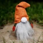 Dekoracyjna zabawka-zatyczka 16 cm Jesienny krasnal w czapeczce prowansalskiej