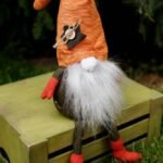 Dekoracyjna zabawka-zatyczka 37 cm Jesienny krasnal w czapeczce z nogami Prowansja