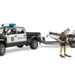 Zestaw zabawkowy Radiowóz policyjny RAM2500 z łodzią i figurkami Bruder 02507